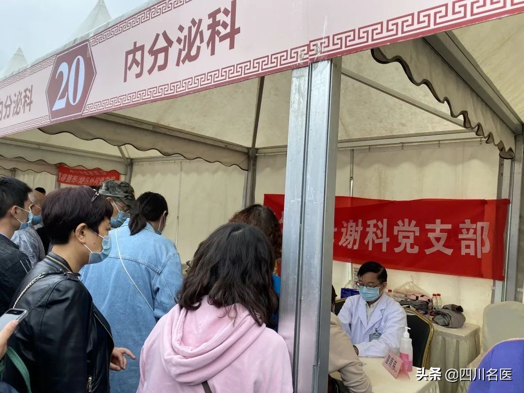 火爆！数万人“追星”华西坝