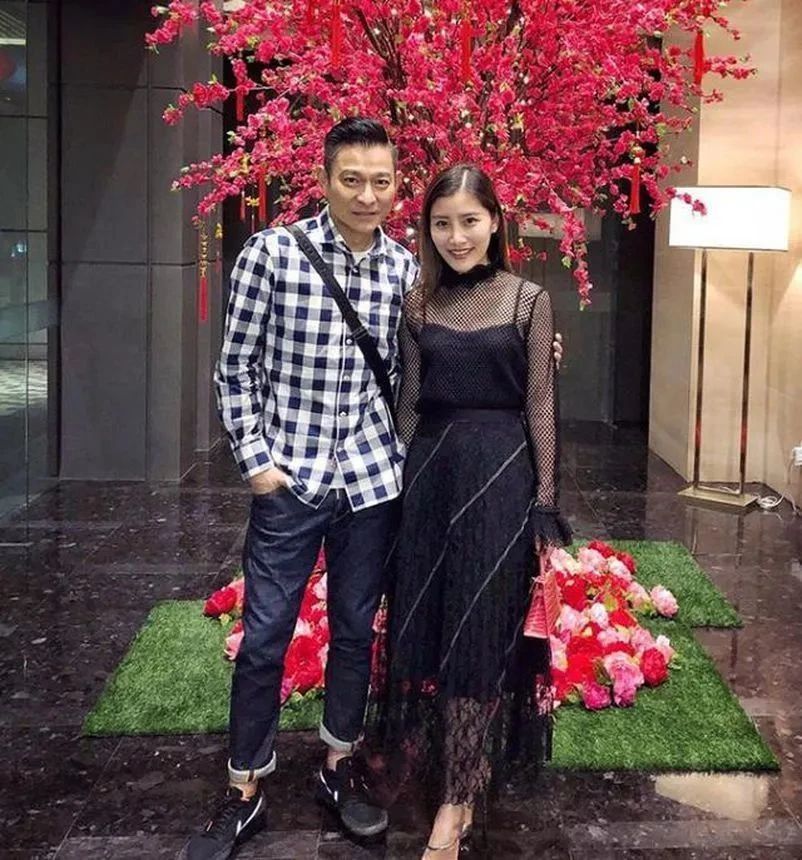 刘德华小姨子炫富上瘾？爱晒家中整墙名牌包，全身名牌堆砌太高调