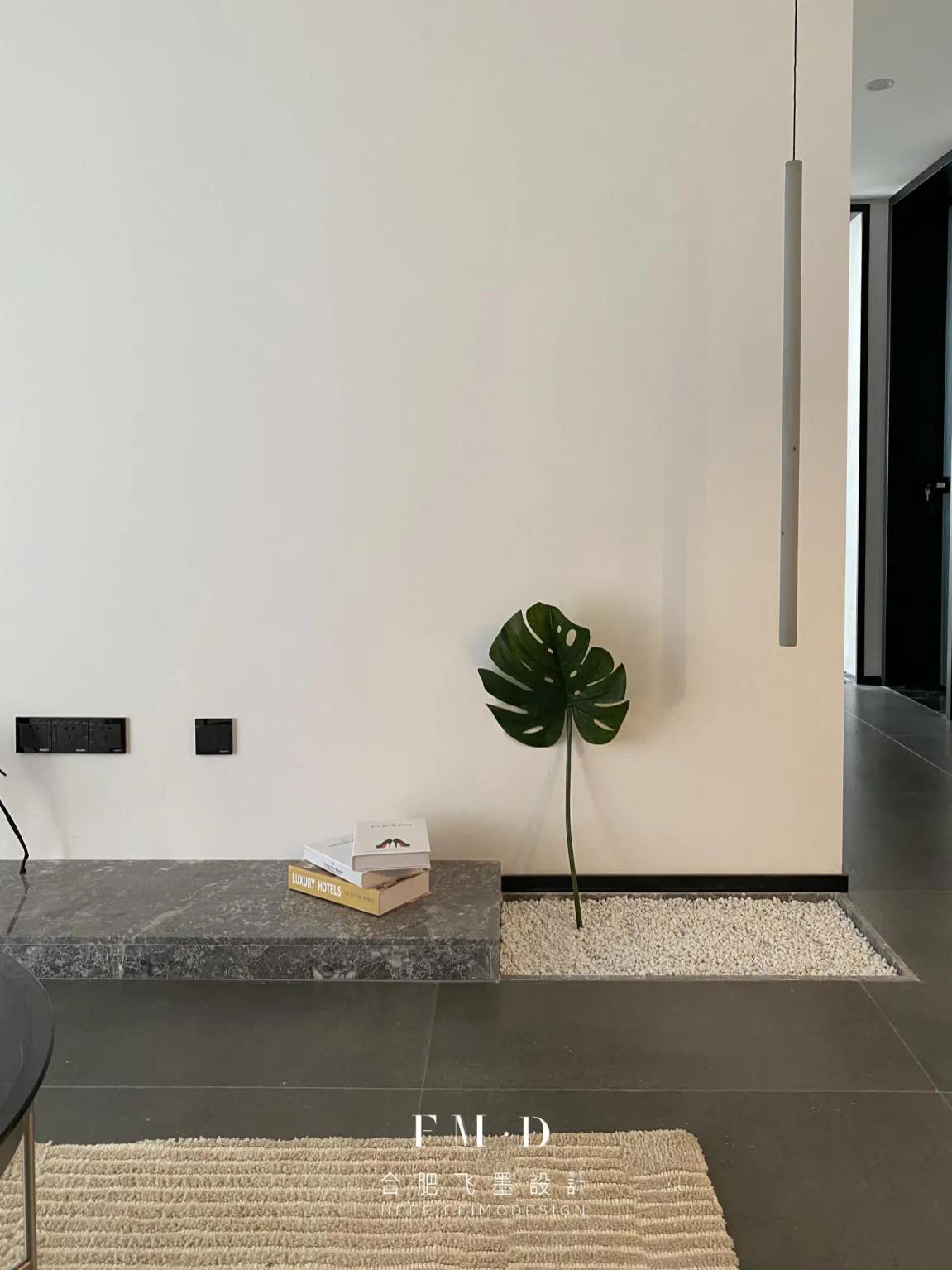 不用舍弃客厅，她家给电视墙拼接玻璃，撒上碎石子就多了个景观区