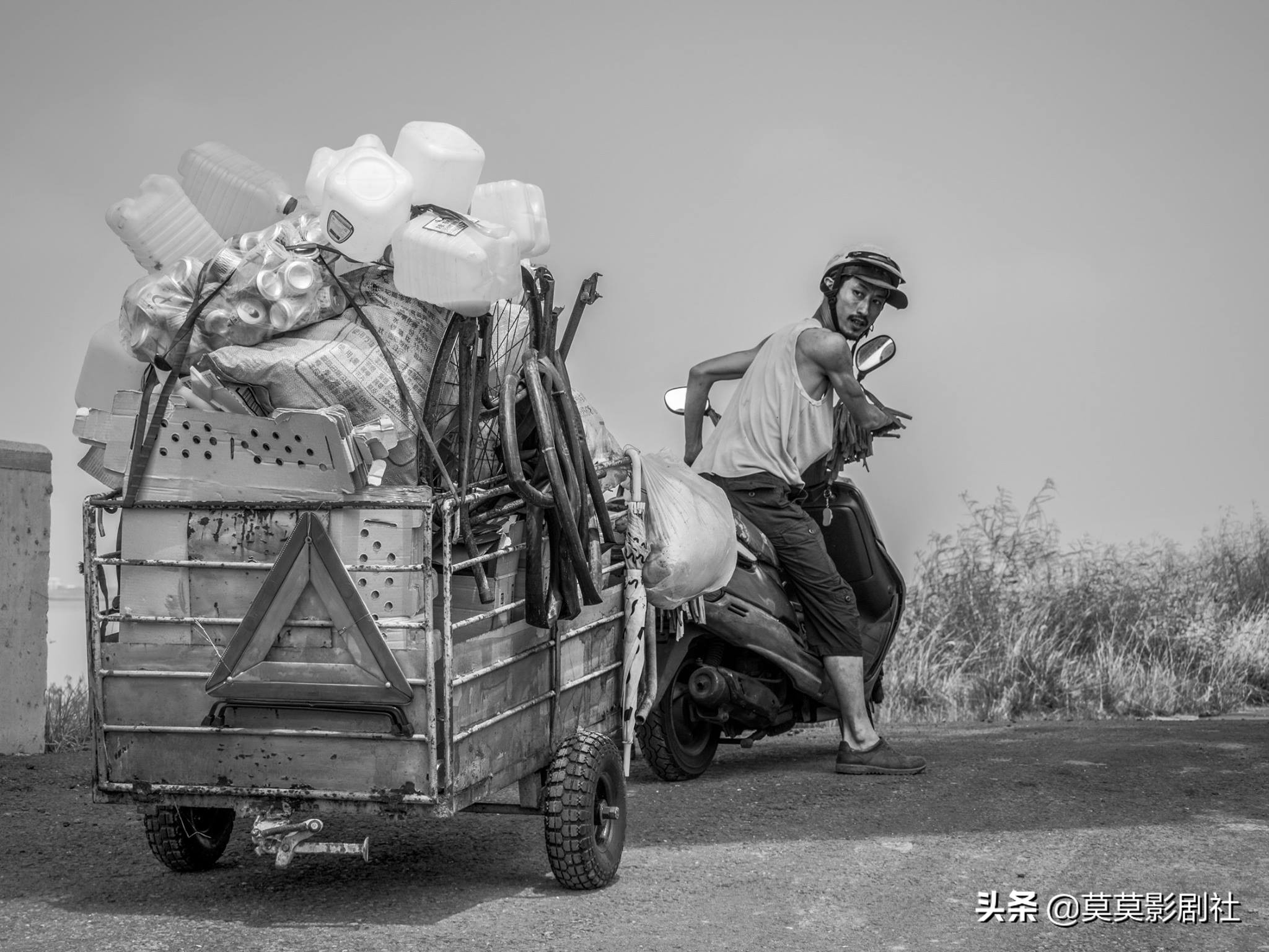 为何他眼睑低垂，是佛还是娼妓——《大佛普拉斯》的黑色幽默