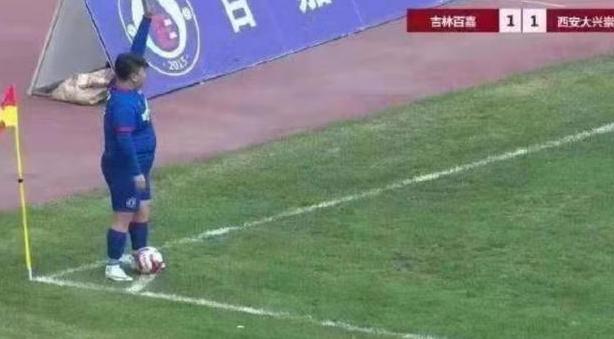 踢球的胖子,足球场上的胖子