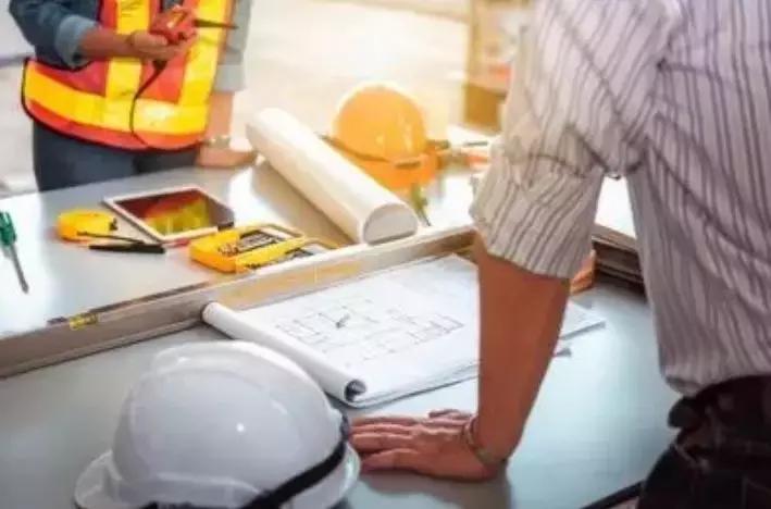 监理反复多次指出问题施工单位却坚持不整改，该如何处置？