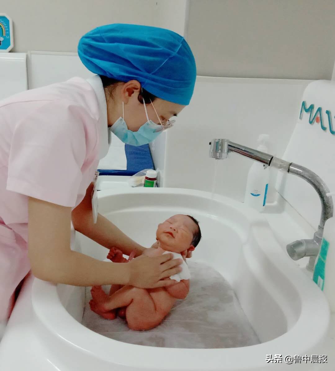 脱下燕尾帽穿上军装,脱下无菌帽换上燕尾帽