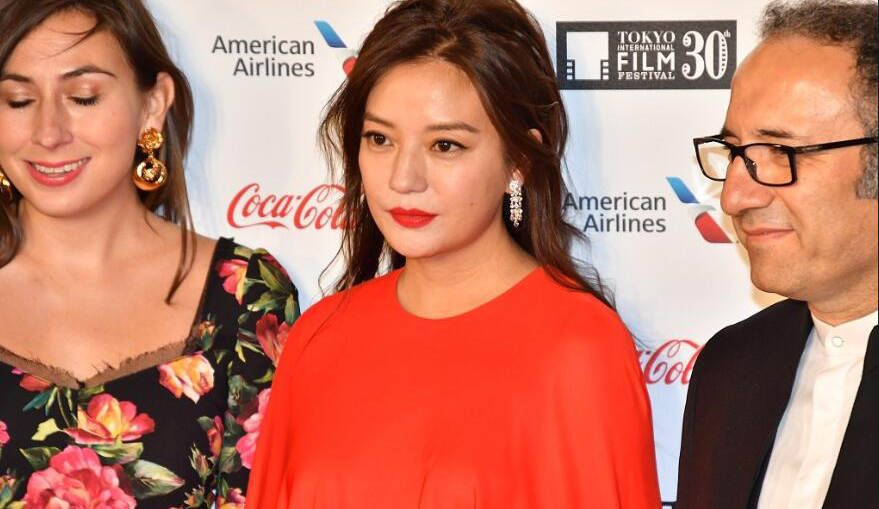 44岁赵薇穿浅绿连衣裙,赵薇黑色礼服裙