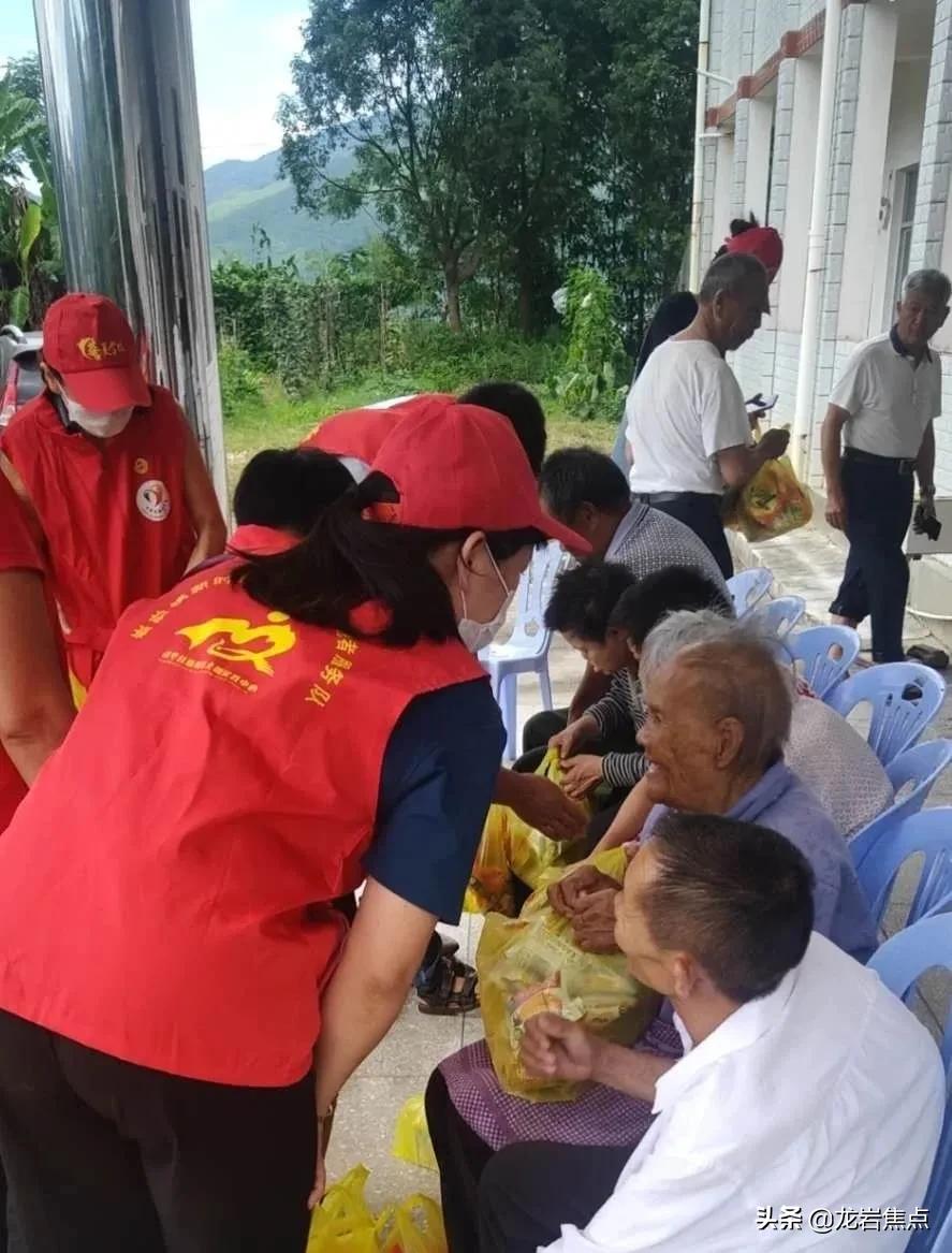 志愿者红马甲走进老人院,红马甲志愿者走访孤寡老人