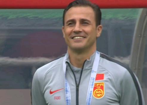 输球不输形象！卡帅“口哨”式指挥很有范，迷之微笑意味深长