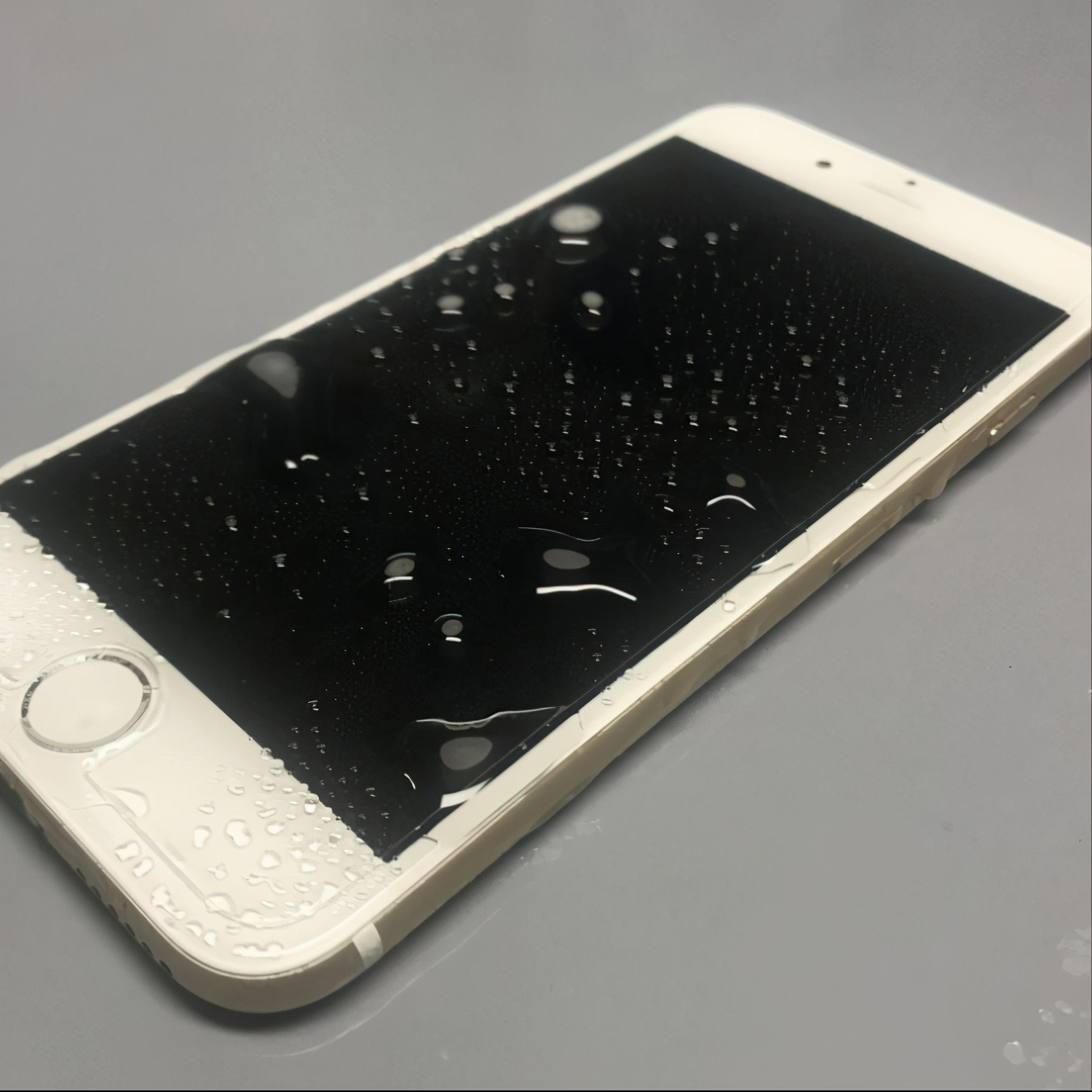 手机才用两年卡的不行，是手机问题吗，想问手机最长能用几年？