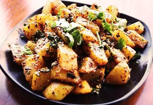 撸着串听着歌,这家火爆曲靖的BBQ才是你啤酒、烧烤的圣地!