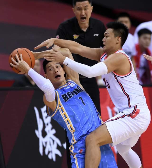 林书豪突破被恶意犯规,为啥林书豪被恶意犯规这么多