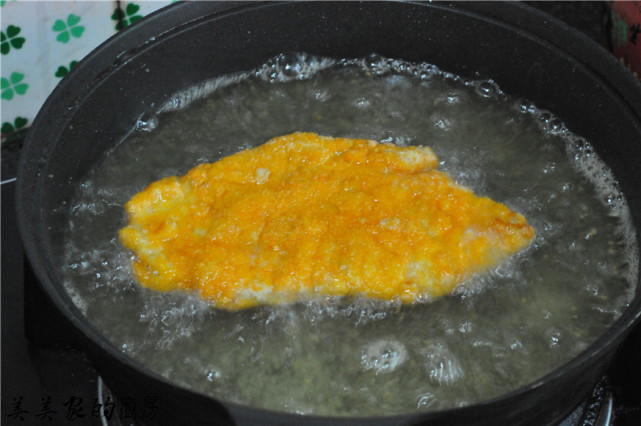 炸现成鸡排怎么做酥脆好吃又简单,香酥面包糠炸鸡排的新做法推荐