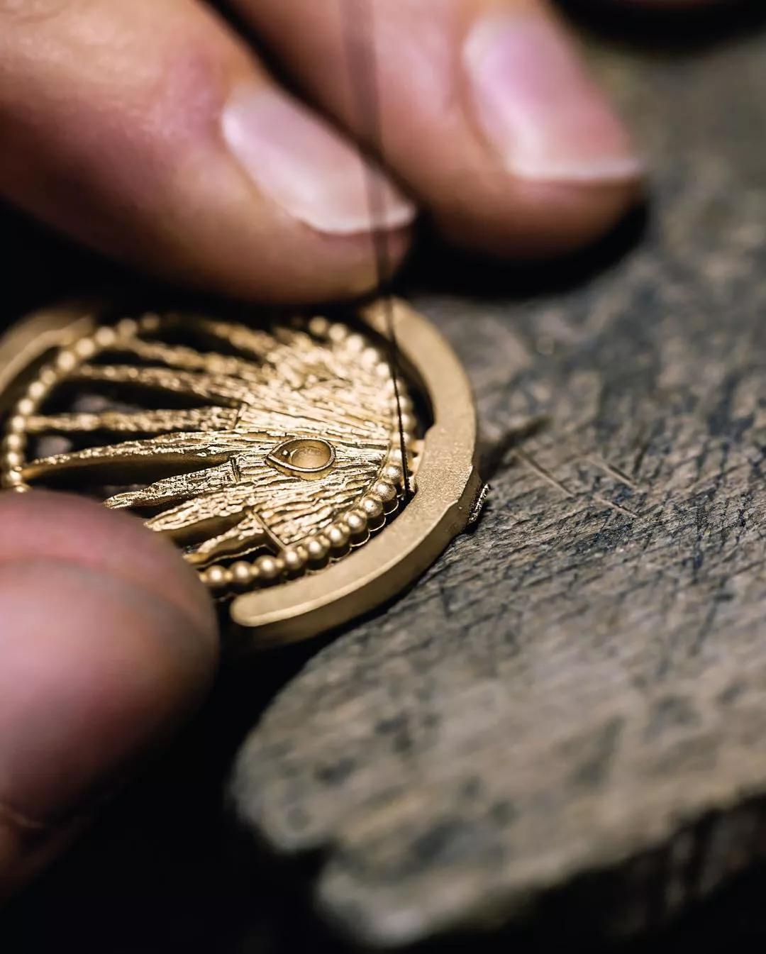 迪奥玩起手工艺?时尚首饰改走艺术路线了吗!