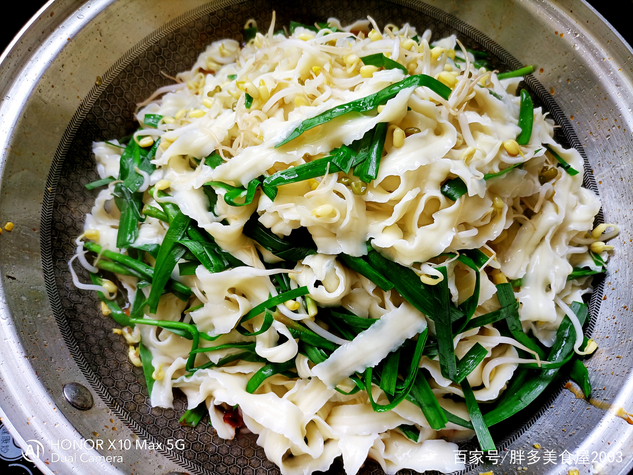 油泼荞麦刀削面香味浓郁面条筋道,刀削面最终的做法