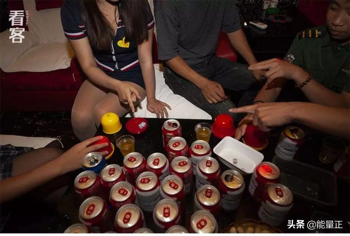 为了逃离包办婚姻，她们前往深圳打工赎身