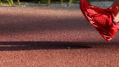 美国阿迪感到了压力！中国战狼刀锋鞋负重前行，国产跑鞋弯道超车