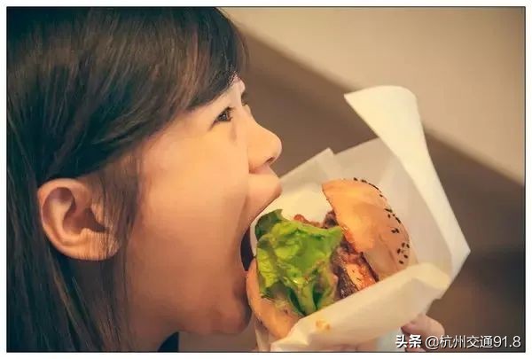 女大学生唱歌想哭,想唱歌不敢唱