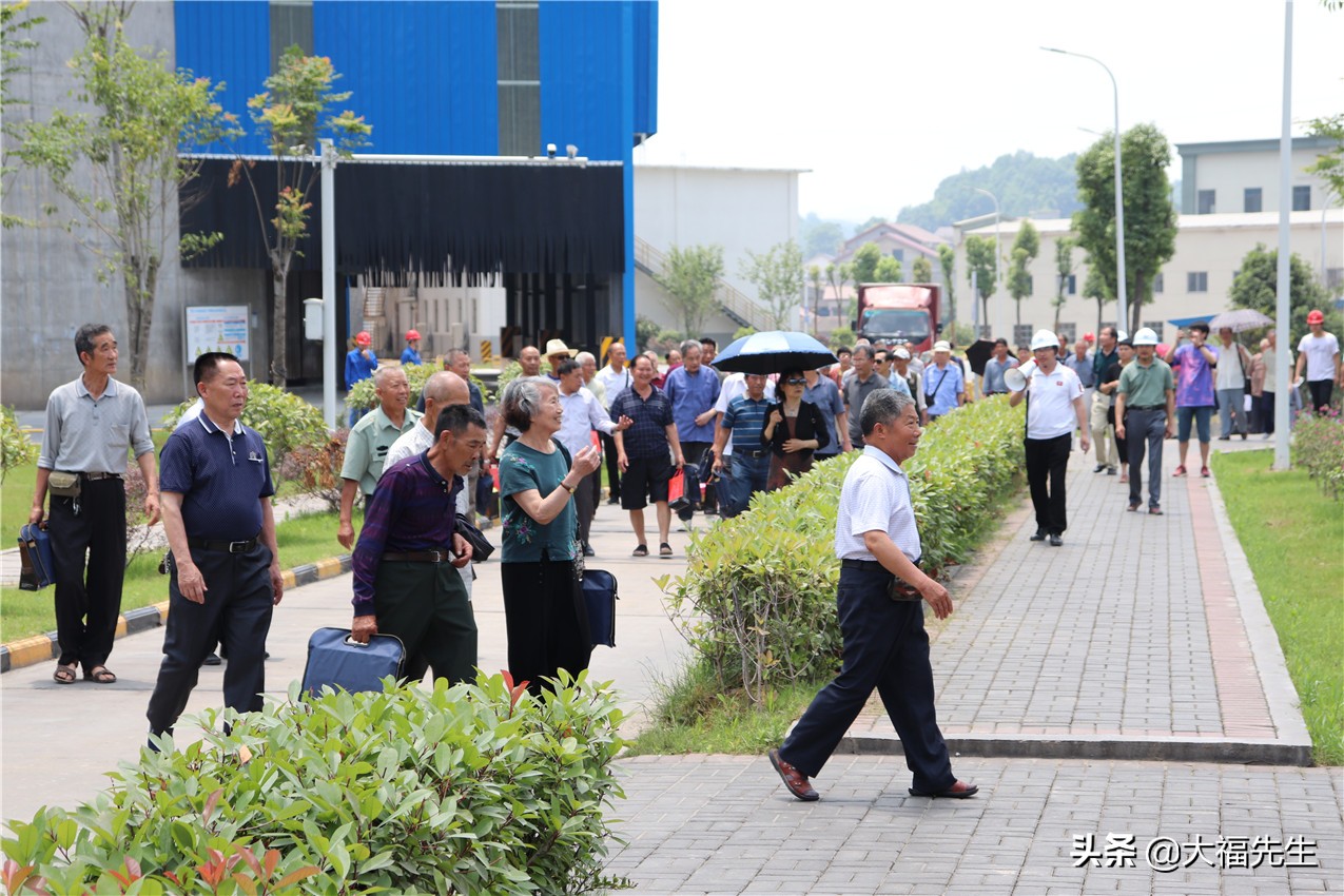 钢铁年代战友重逢,钢铁情怀
