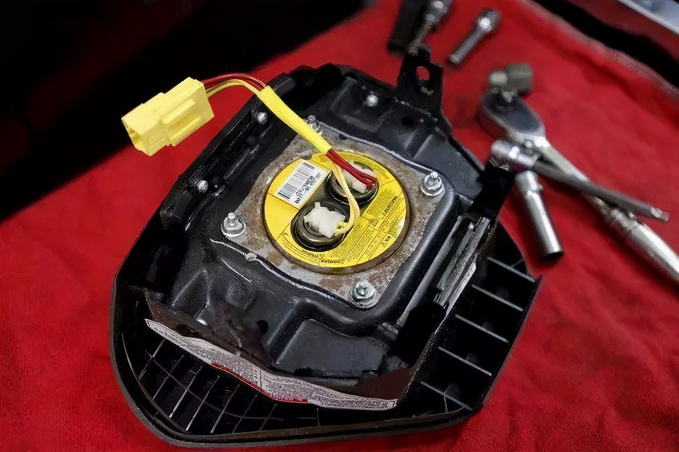 特斯拉碰撞召回,特斯拉回应车辆行驶中天窗脱落