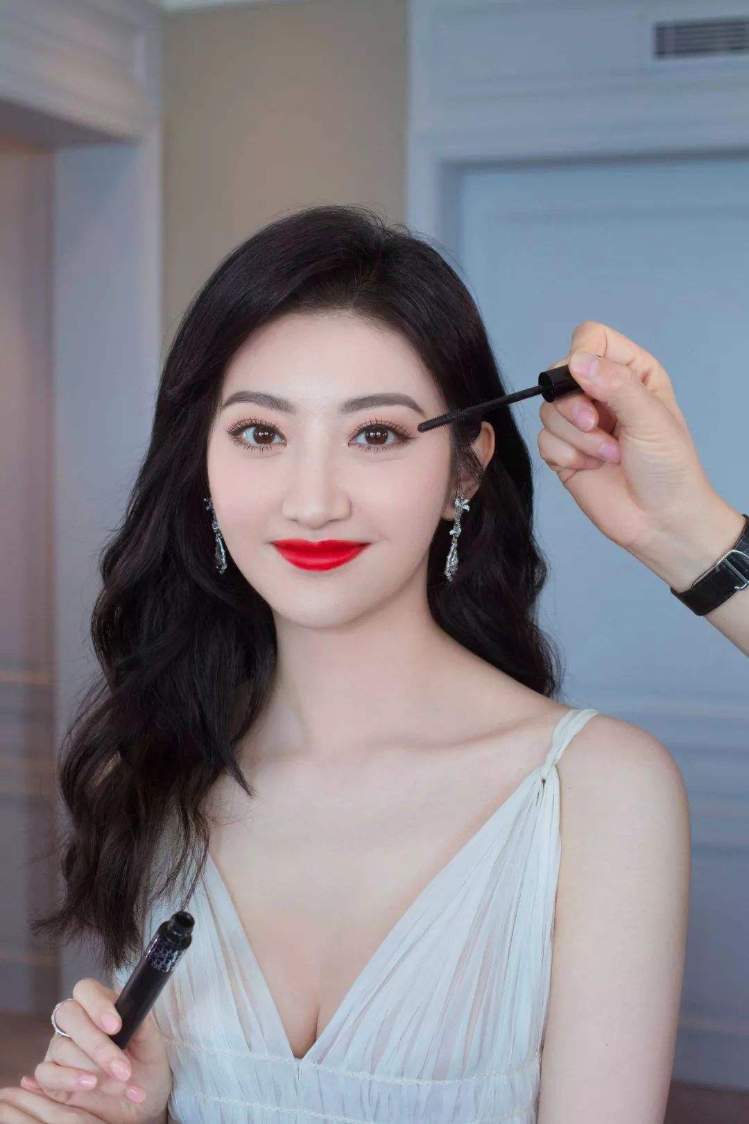 化妆会让皮肤毛孔粗大吗,长期化妆会让毛孔越来越粗大吗