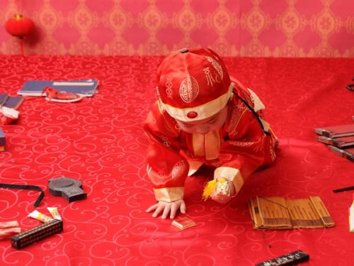 周岁抓周有什么寓意,周岁抓周抓到算盘寓意