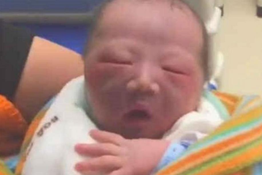 丑娃出生被嫌弃,刚出生的婴儿好丑妈妈嫌弃