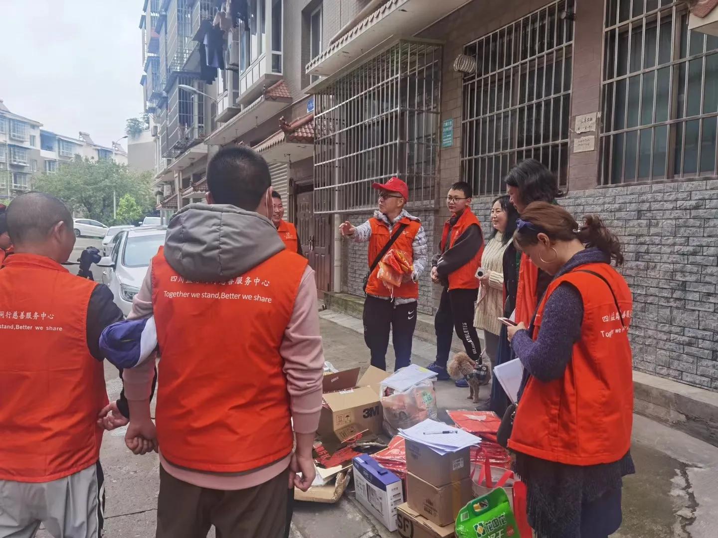 关爱身边人手抄报,关爱身边人