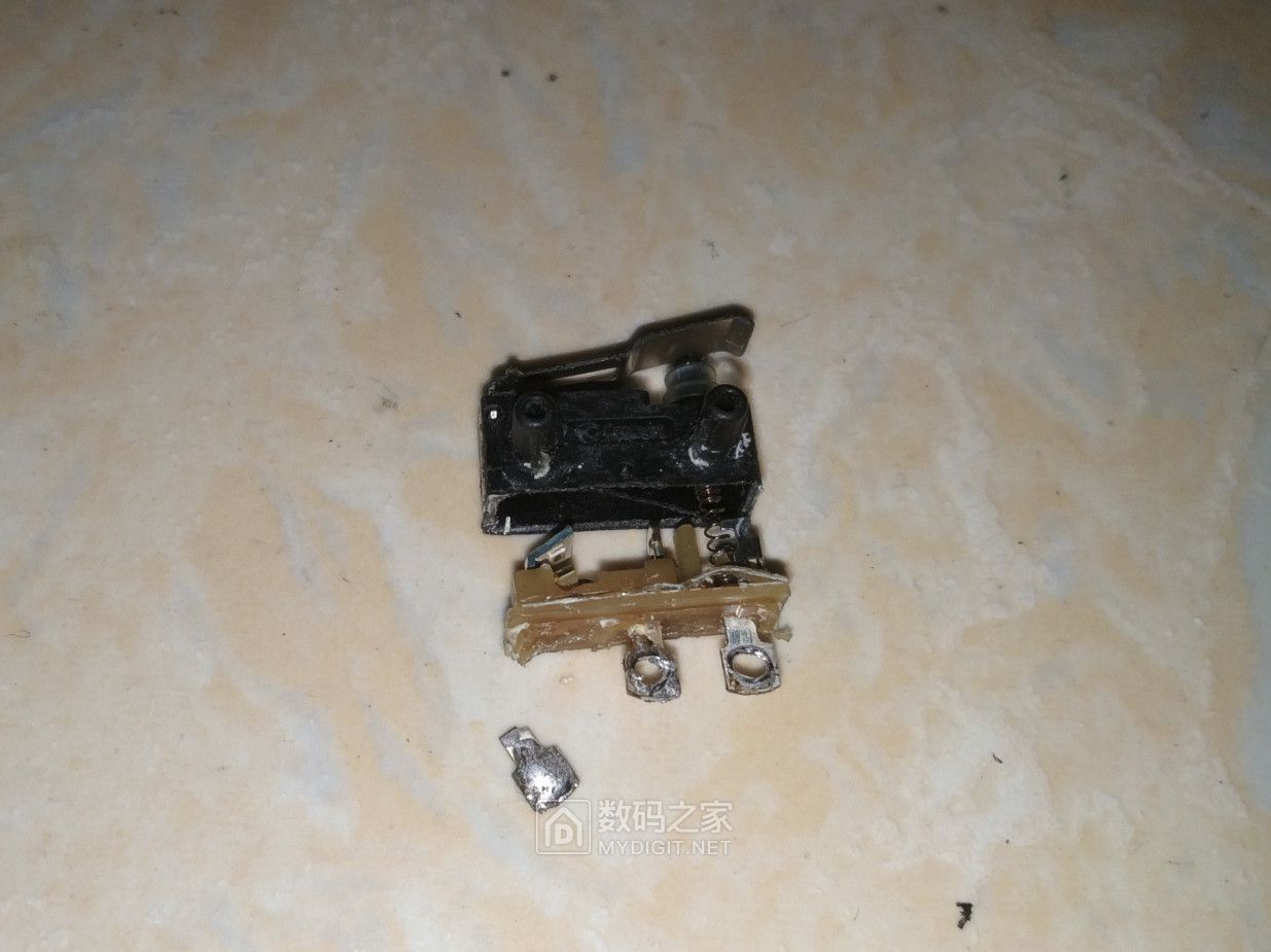 福特嘉年华后备箱锁打不开,福特嘉年华两厢后备箱锁应急开关