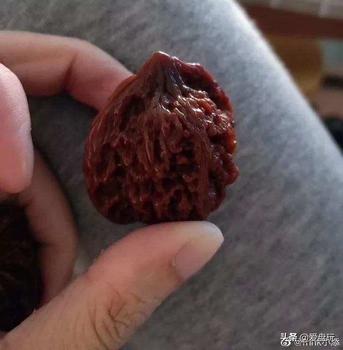 核桃盘时间长了为什么会变红玉化,盘的核桃发霉了怎么办