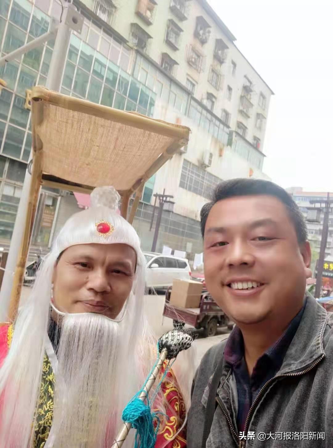 扮月老与游客合影不要钱,禁止老人沉迷手机