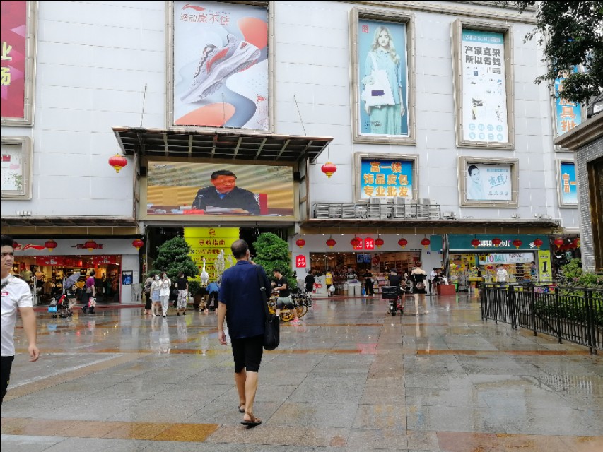 深圳东门批发衣服,买衣服去深圳哪里实体店