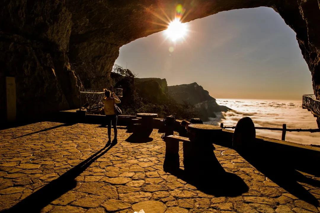 腾云驾雾观云海,腾云驾雾来到人间欣赏美景