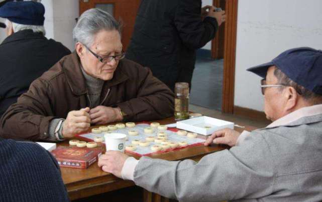 上年纪后,头发一抓就掉一把?别认为是衰老,和4种问题有关