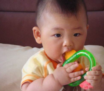 9个月宝宝没出牙不吃奶,9个月纯母乳宝宝没长牙