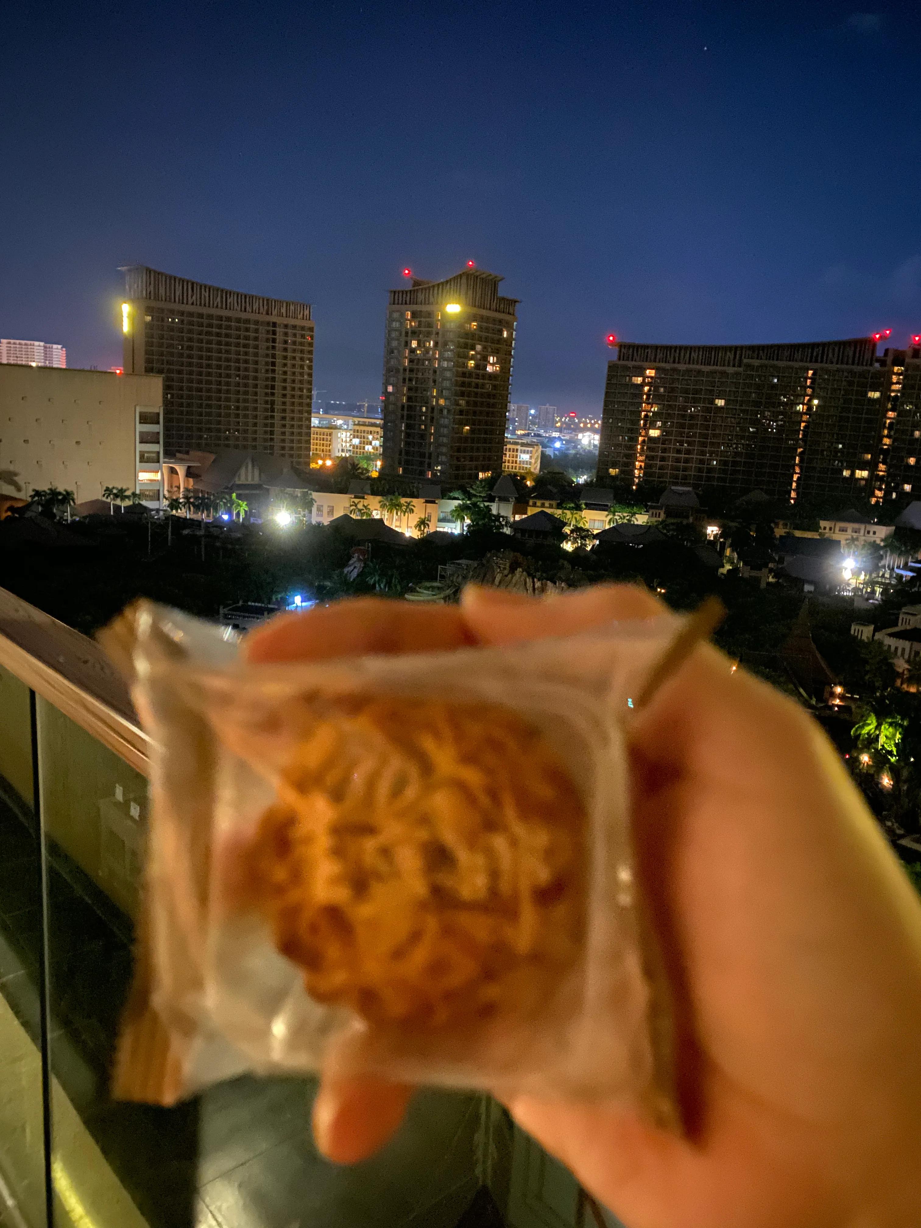 佳宁娜金腿小月饼还是挺好吃的