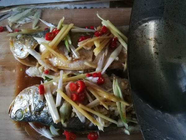 蒸鱼的时候倒料酒吗,蒸鱼什么时候放调料