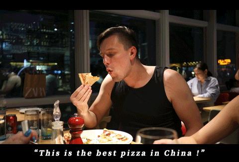 一挤就爆奶的超薄0.1pizza，被外国朋友吹上天
