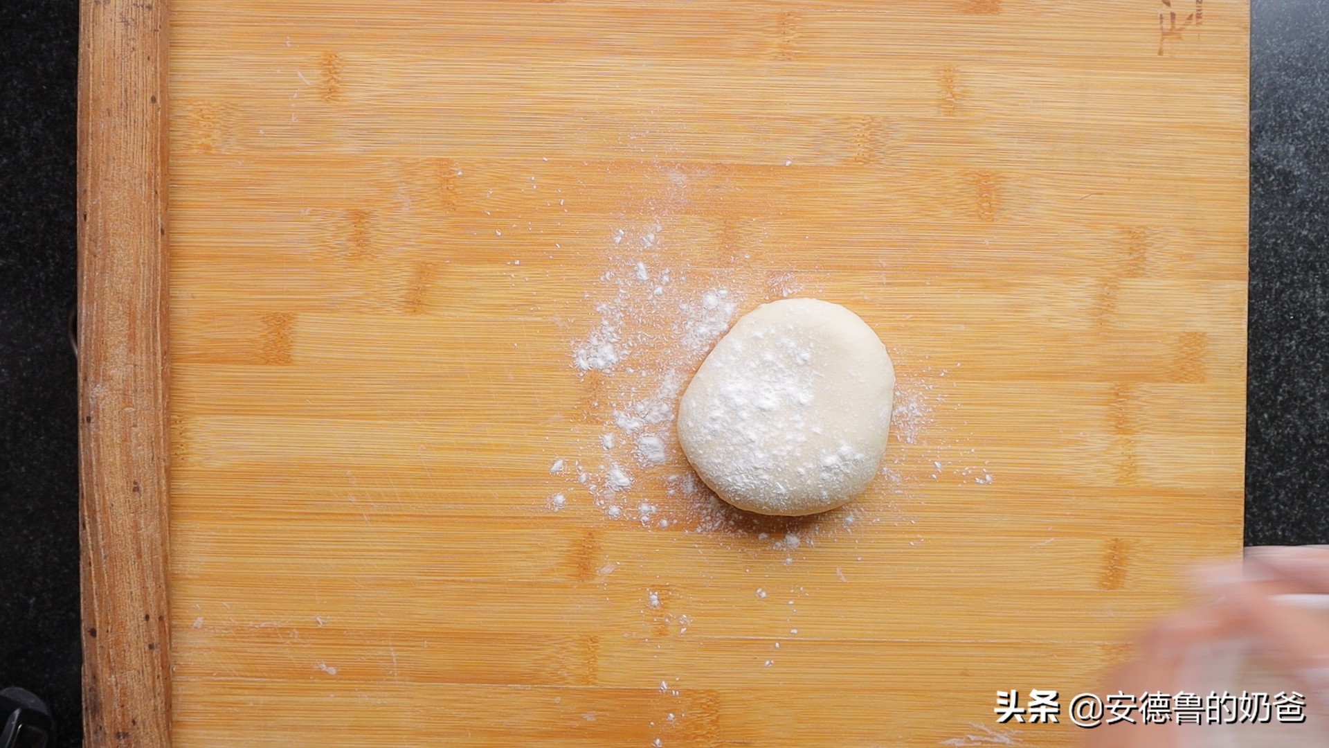 奶爸在家带着娃做馄饨现包现煮真材实料小朋友吃了一大碗