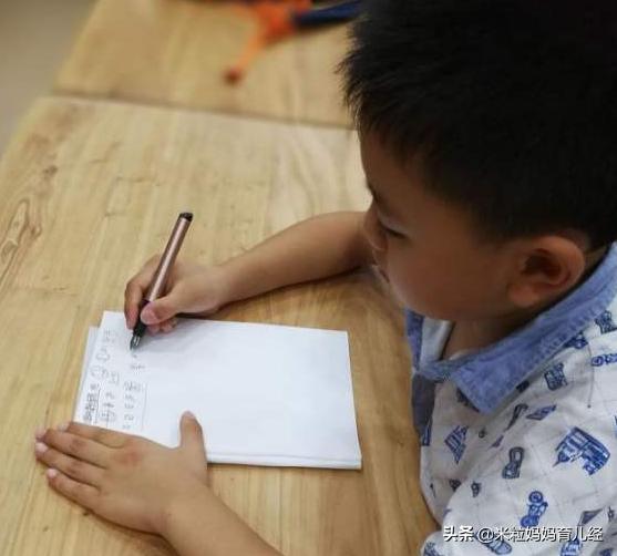 小孩写字歪歪扭扭的好丑,小孩写字写得丑咋办怎么纠正
