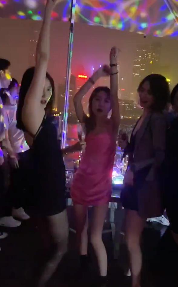 关晓彤热舞惊艳众人,关晓彤热舞春晚