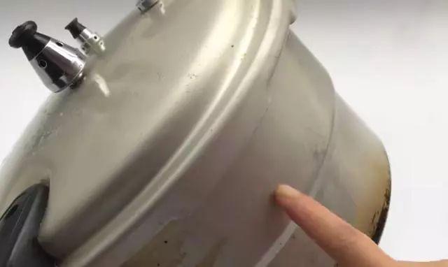 高压锅里面有黑色的污垢怎么办,怎么清理高压锅污垢小妙招