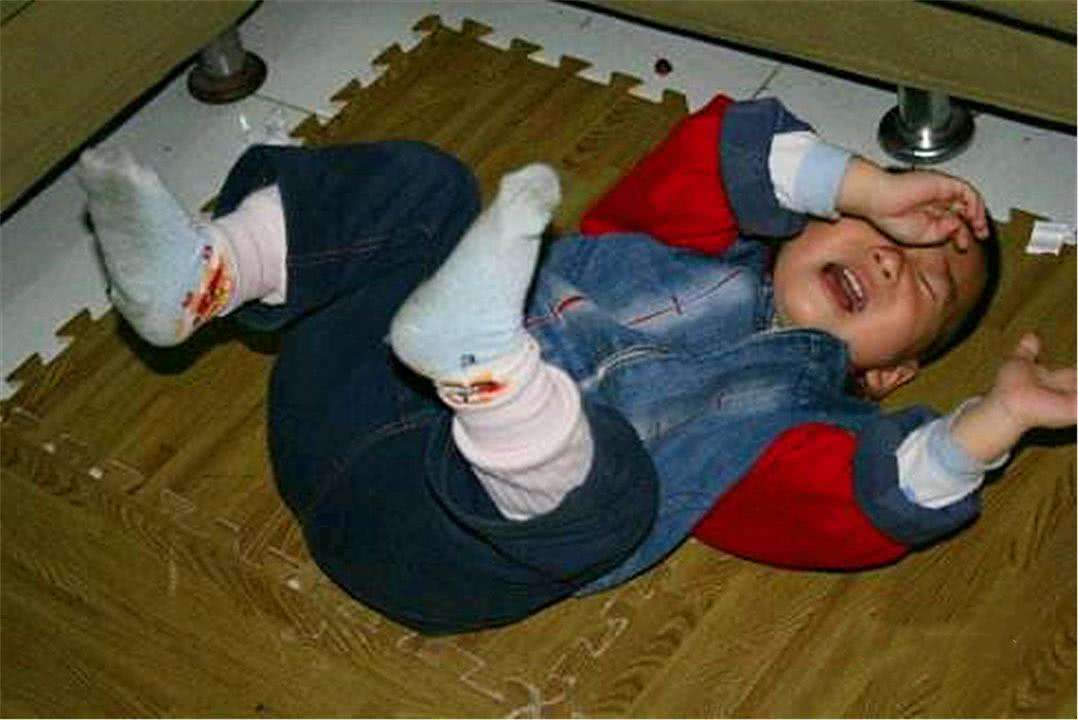 儿子要买玩具爸爸在地上打滚视频,儿子要买玩具爸爸躺地上视频