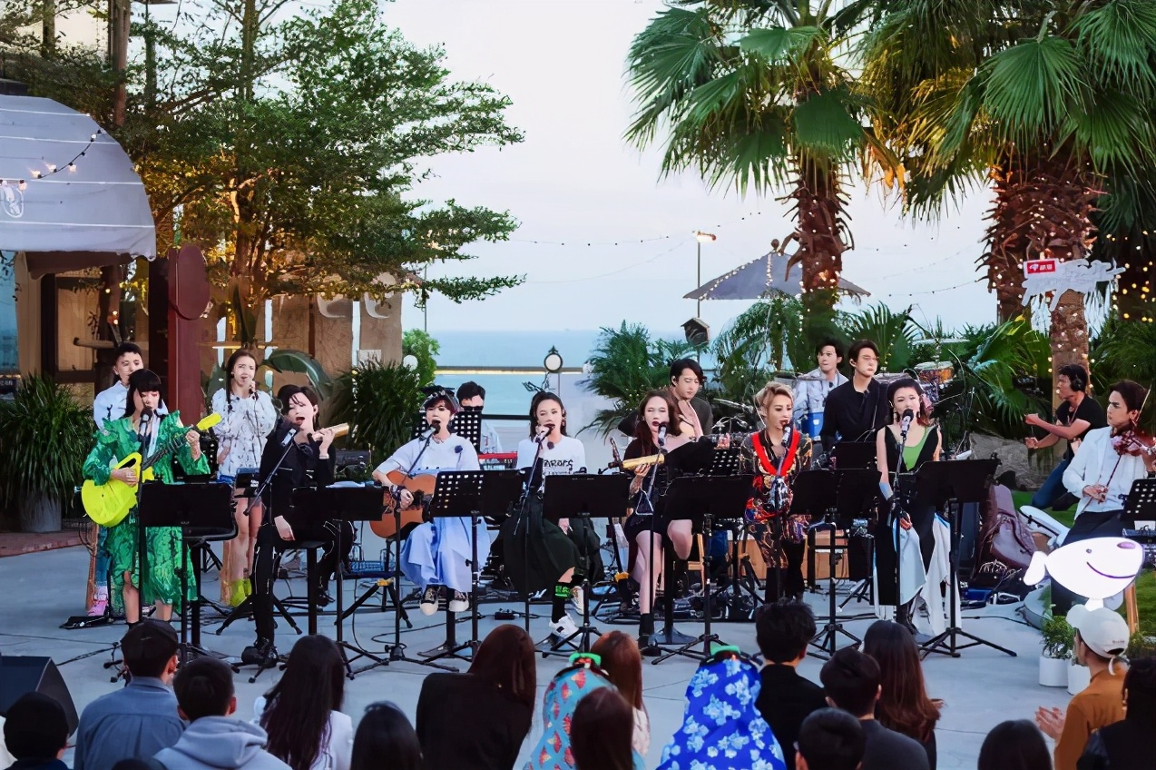 在“姐姐团”勾心斗角的宁静，机场弯腰摸粉丝肉*袜丝**，举动超可爱