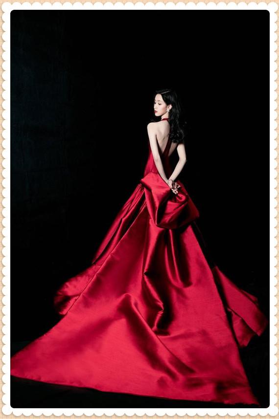 陈都灵红裙大波浪仿妆,陈都灵港风大变样