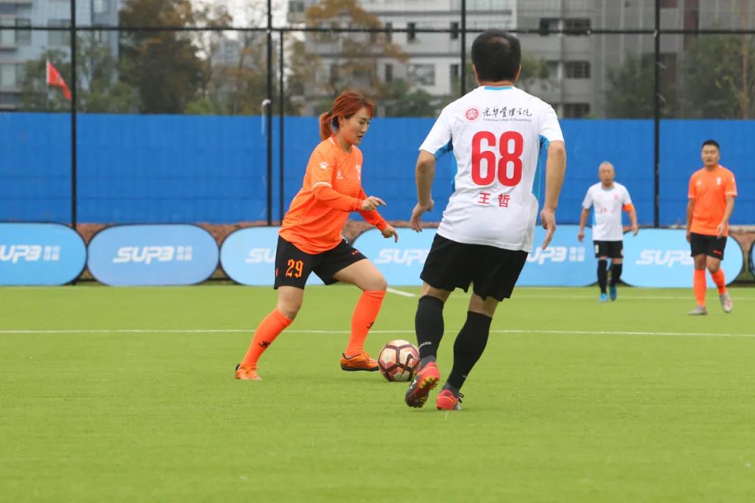 足球赛激烈角逐,一场足球比赛点面结合