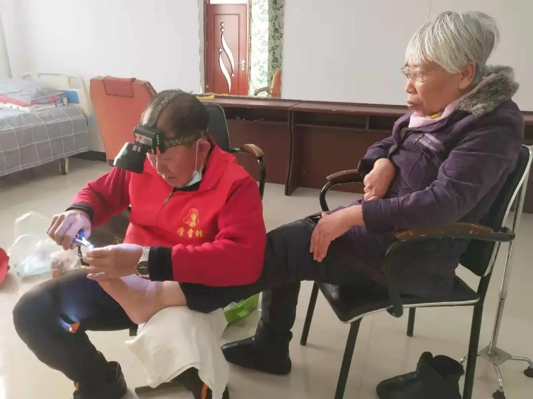 修脚师为老人修脚,足浴店技师慰问敬老院