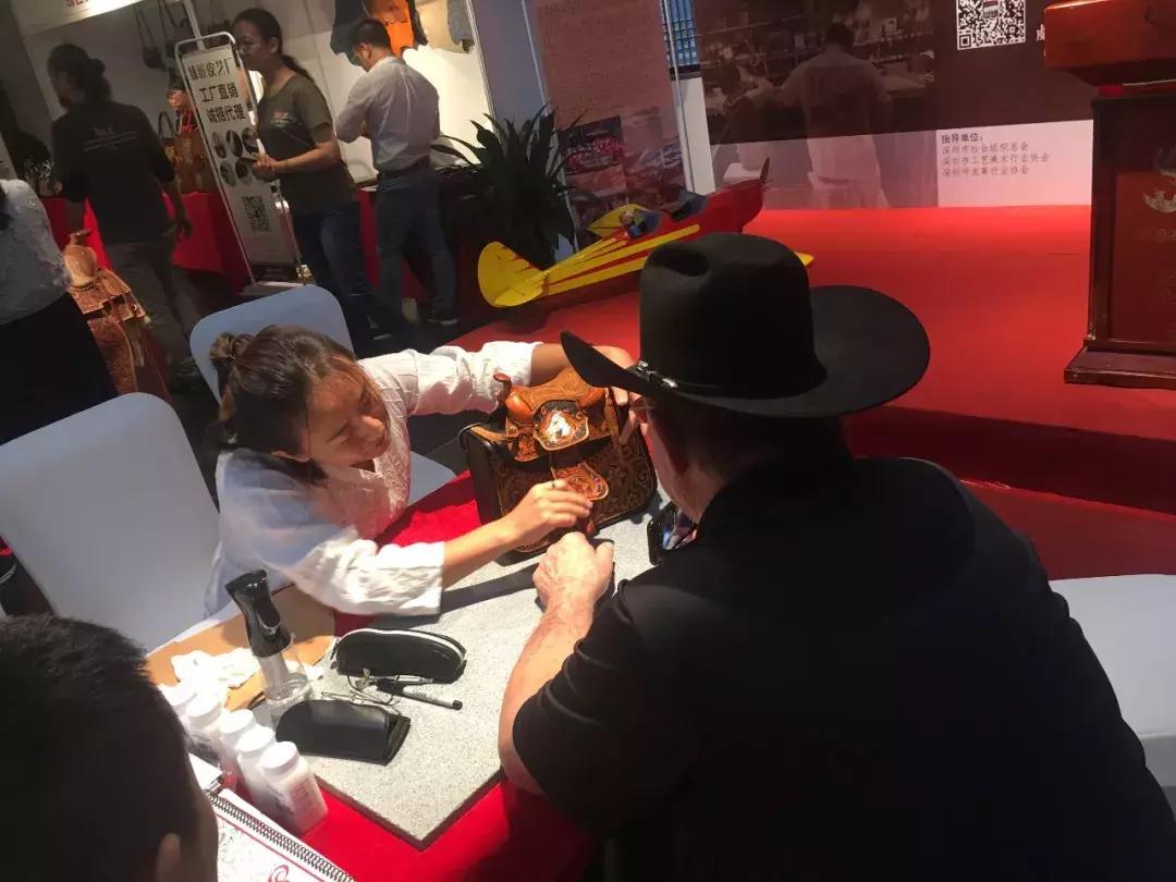 能给圣诞老人换衣服?这个圣诞嘉年华在搞什么名堂?!