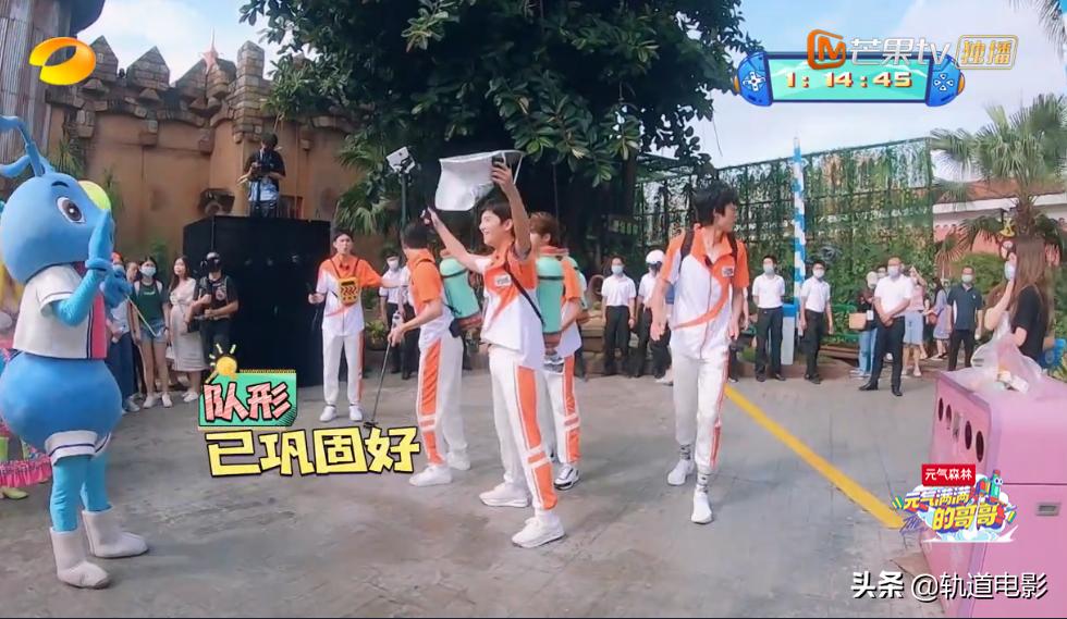 杨洋vr踢球,元气满满的哥哥杨洋踢球