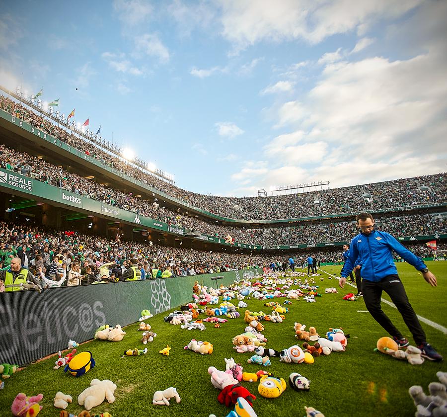 足球场上下起玩具雨怎么处理,足球下起玩具雨