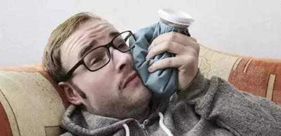 拔完牙吐口水有血,拔完牙为什么不能吐口水