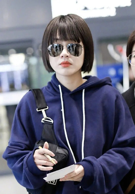 马思纯剧里同款发型,马思纯卷发造型配粉红裙