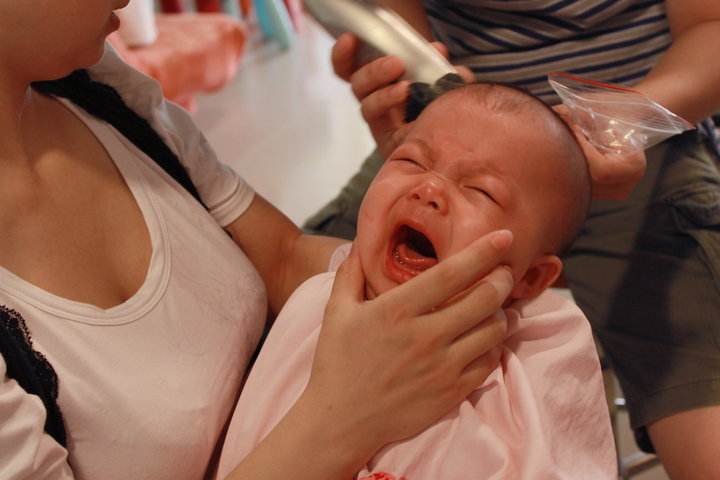 孩子不愿意理发我一招解决,孩子非常抗拒理发怎么引导